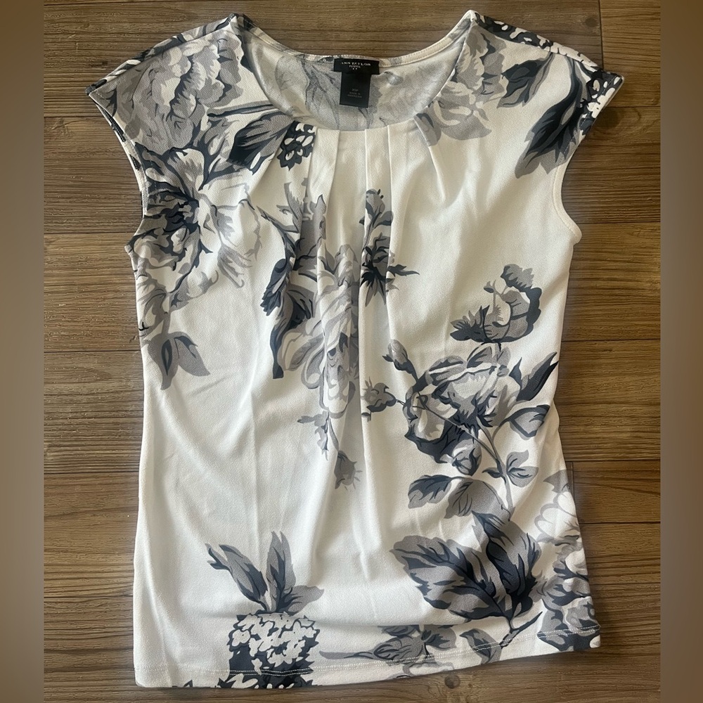 (Ann Taylor) Floral jersey sleeved shirt in grey/white